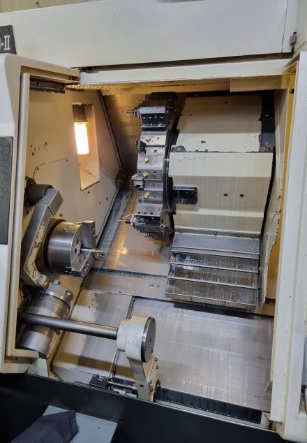 מכונת עיבוד שבבי CNC בתהליך עבודה במפעל